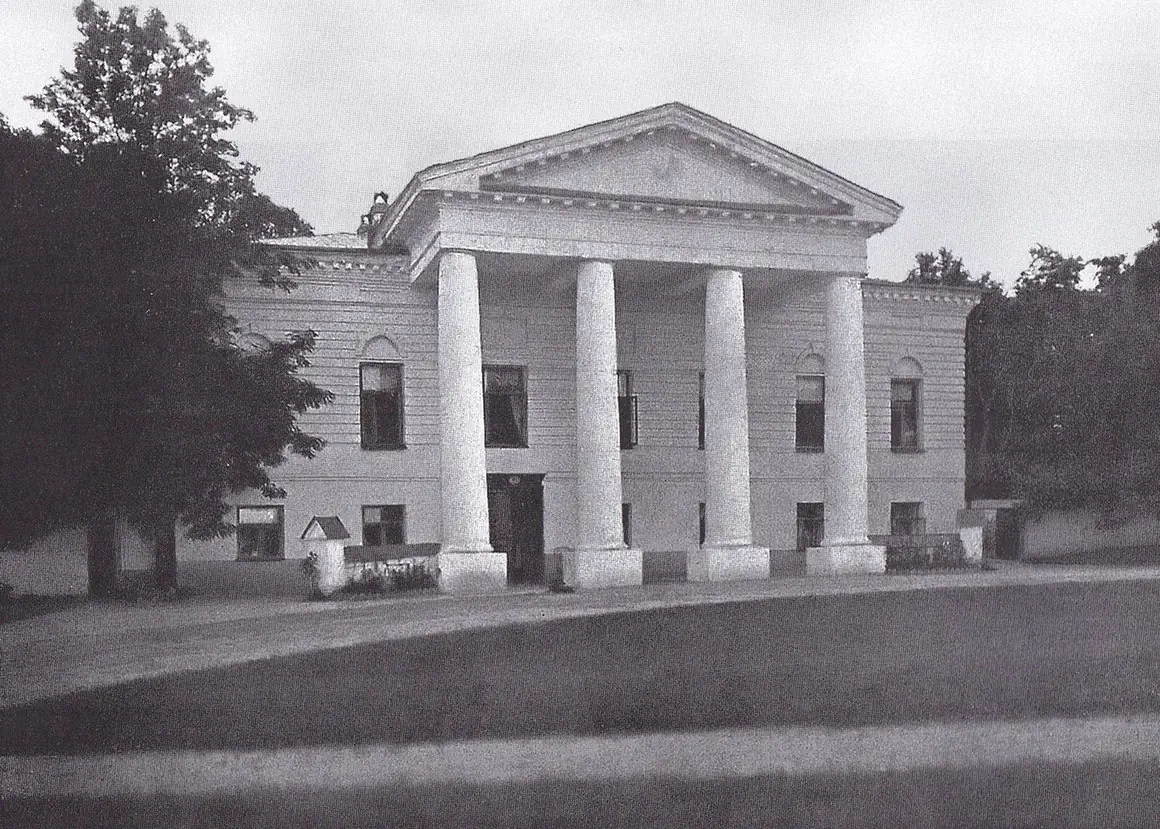 Садиба Ігнатьєва в Токарях нагадує класичний стиль. Трикутний дашок підтримують білі колони.