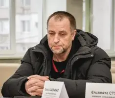 Депутат СМР вслухається й думає. На ньому - чорна куртка.