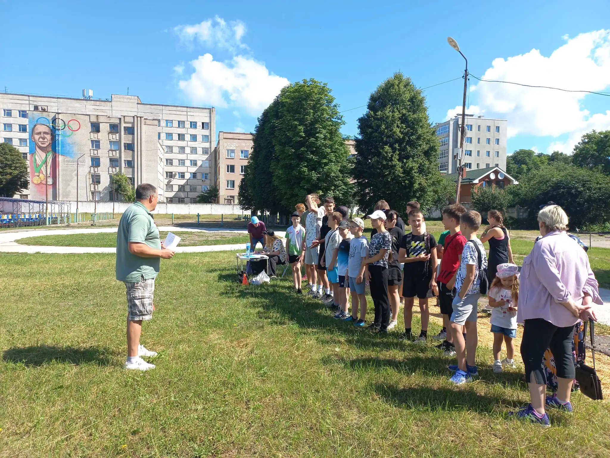 Маленькі учні закладу  «Спорт для всіх» тренуються на вулиці