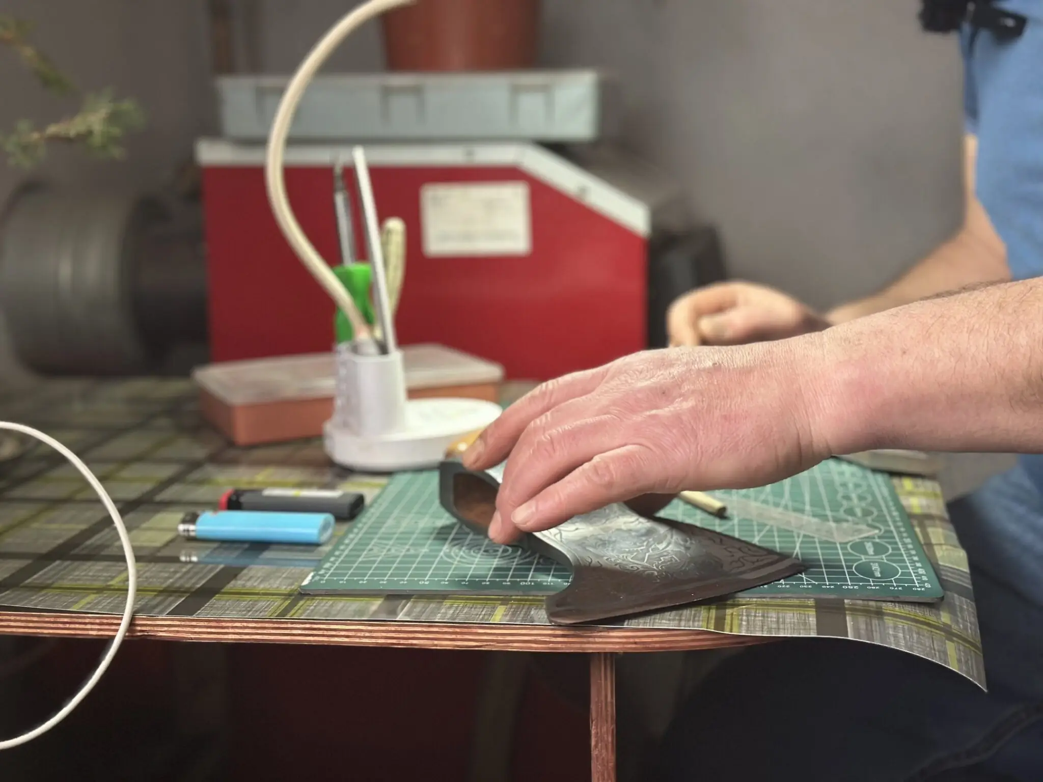 Майстер з Сумщини Станіслав Кривогуз робить сокиру