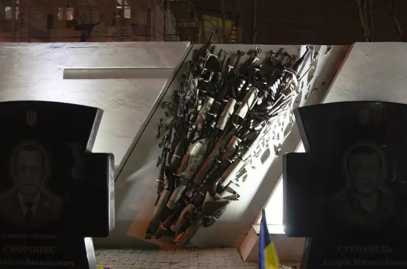 На центральній стіні алеї почепили стелу з металевої зброї, яку привезли з зони бойових дій.