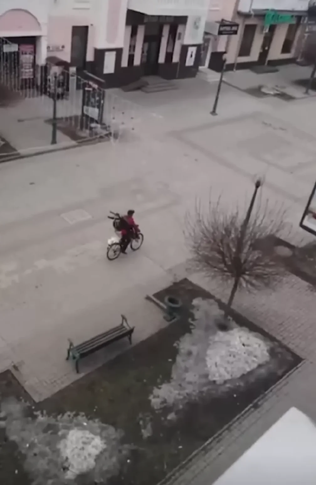 symvoly sprotyvu Sum 3 Сум'янин везе зброю центром Сум у перші дні повномасштабного вторгнення