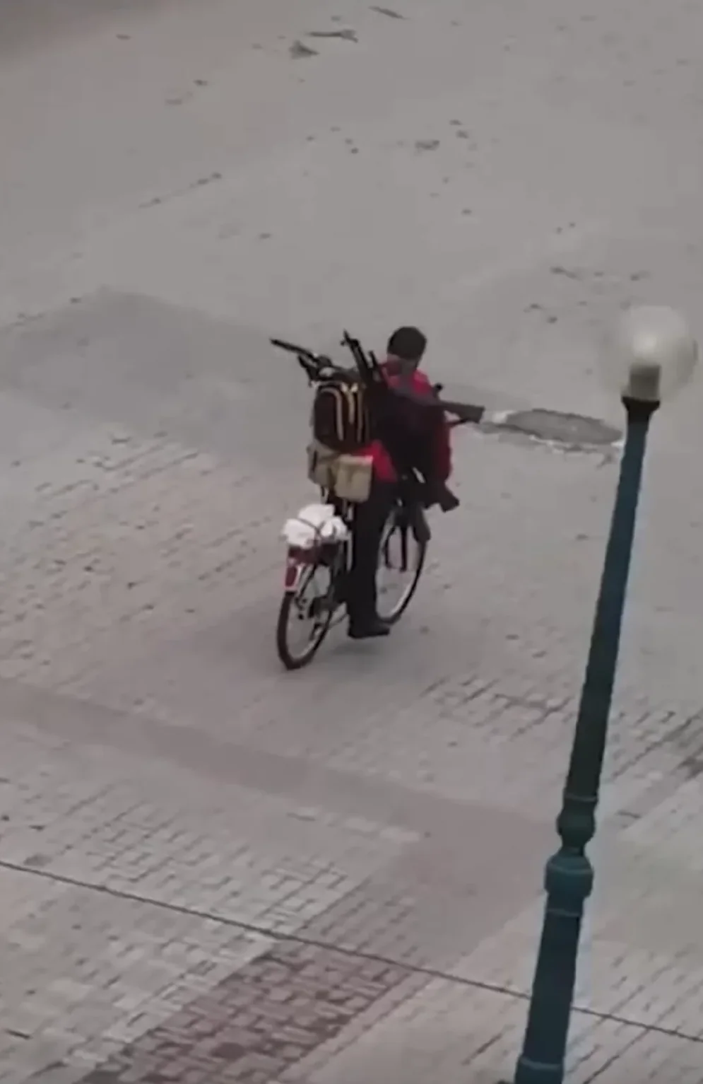 symvoly sprotyvu Sum 4 Чоловік, який 24 лютого 2022 року віз на велосипеді в Сумах зброю