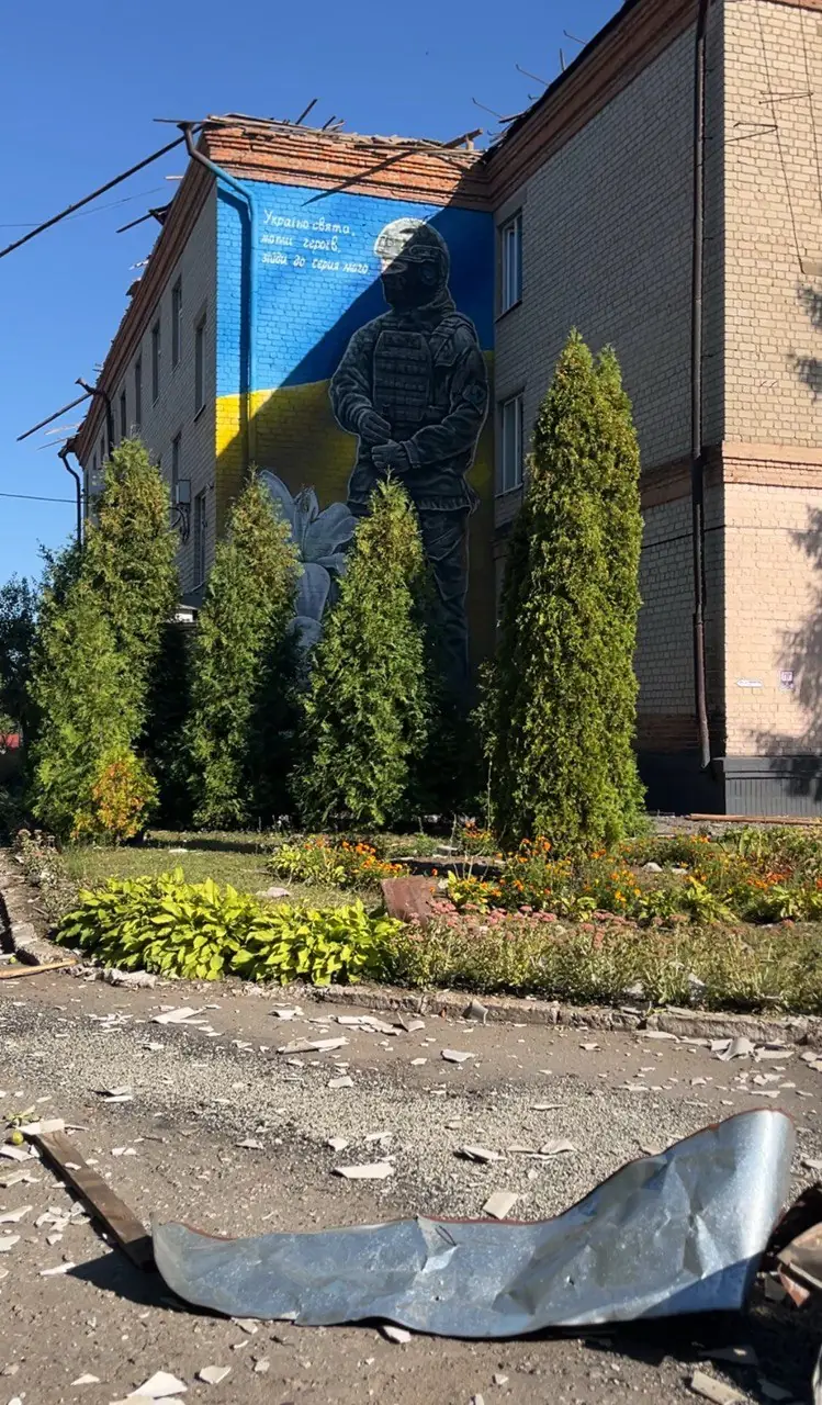 symvoly stiikosti Sum 3 Мурал із зображенням українського військового на стінах училища будівництва і дизайну в Сумах