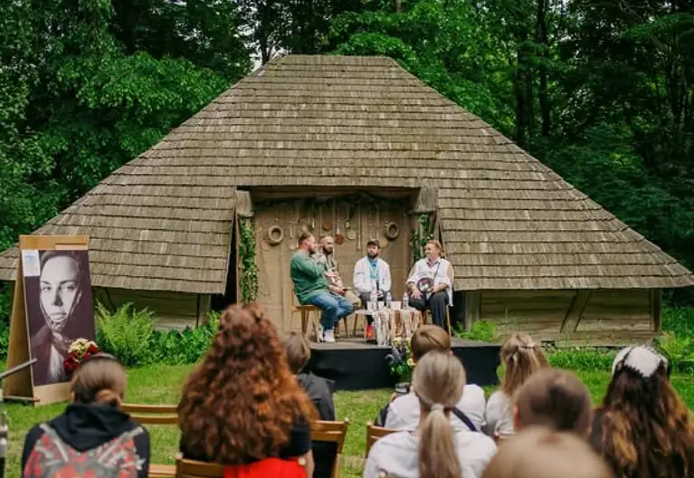 Лекцію біля будиночка на фестивалі у Львові проводили чоловіки.