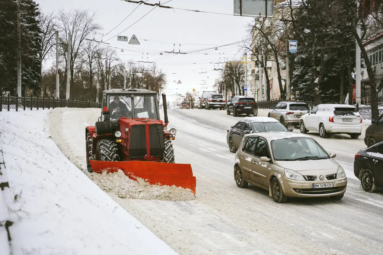 трактор чистить сніг в Сумах