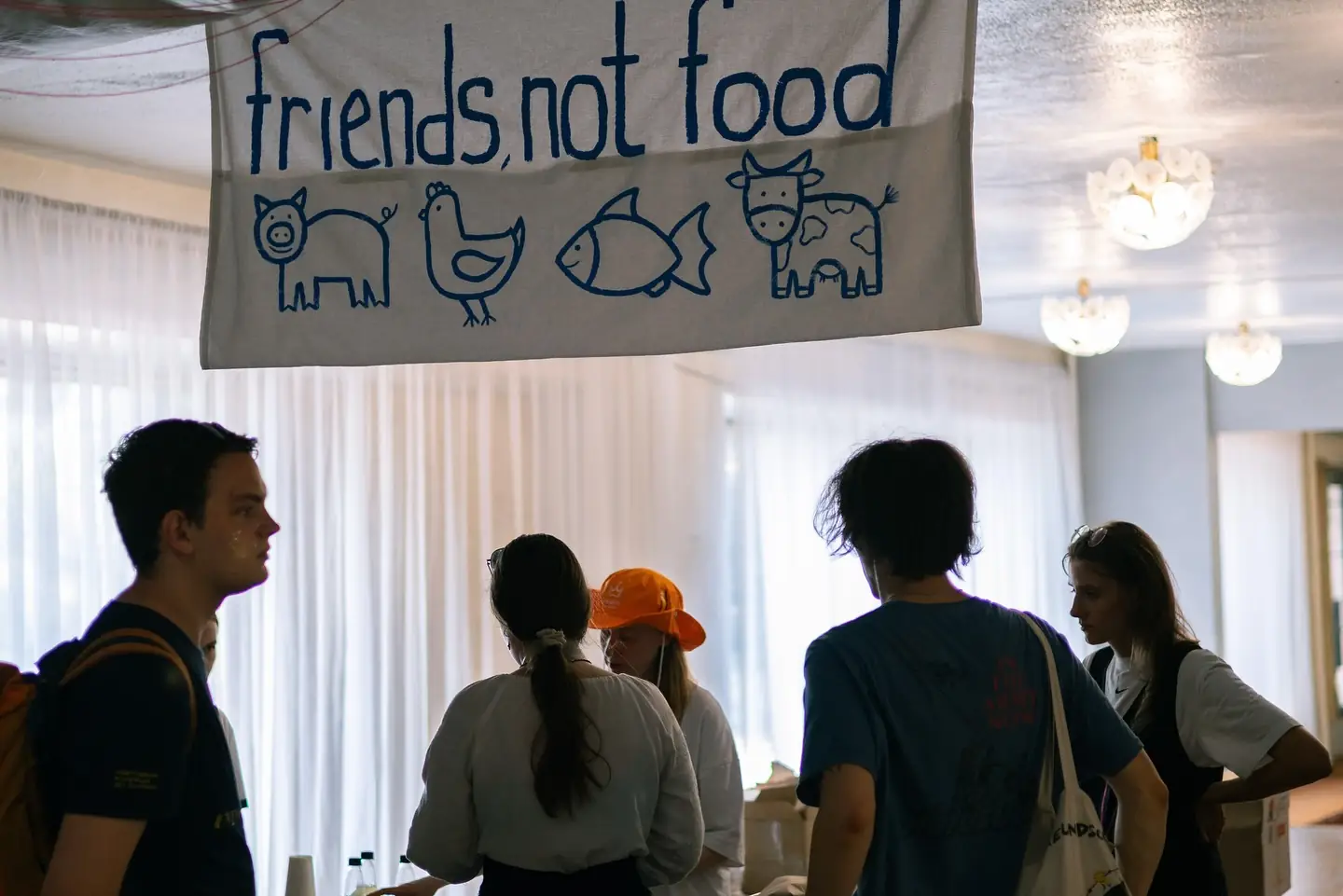 Плакат з тваринками, на якому написано, що вони друзі, а не їжа.