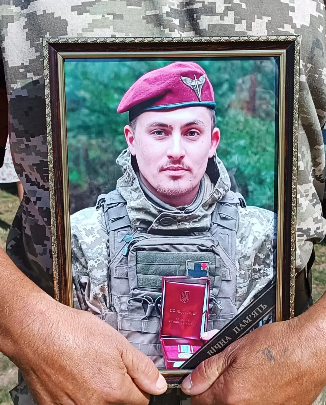 Портрет загиблого військового із Сумщини Фарида Хуссейна