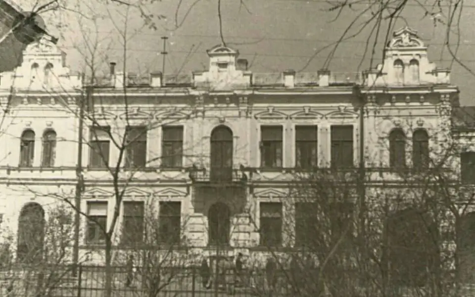 Маєток Ігнатьєвих мав аркові вікна та двері. Під ними були балкончики.