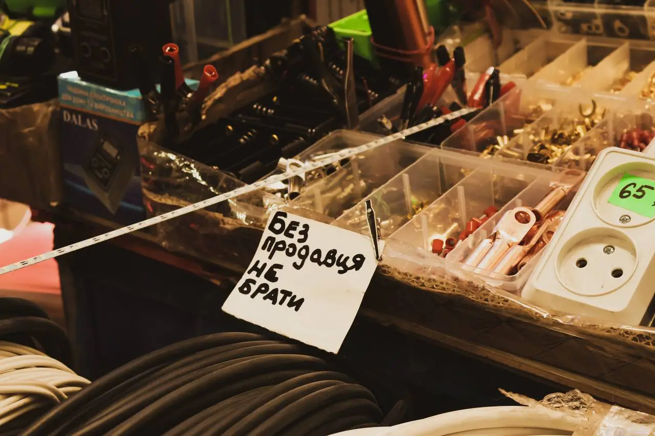 Прилавок із запискою