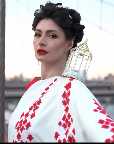 Жінка в одязі з колекції Вільний птах