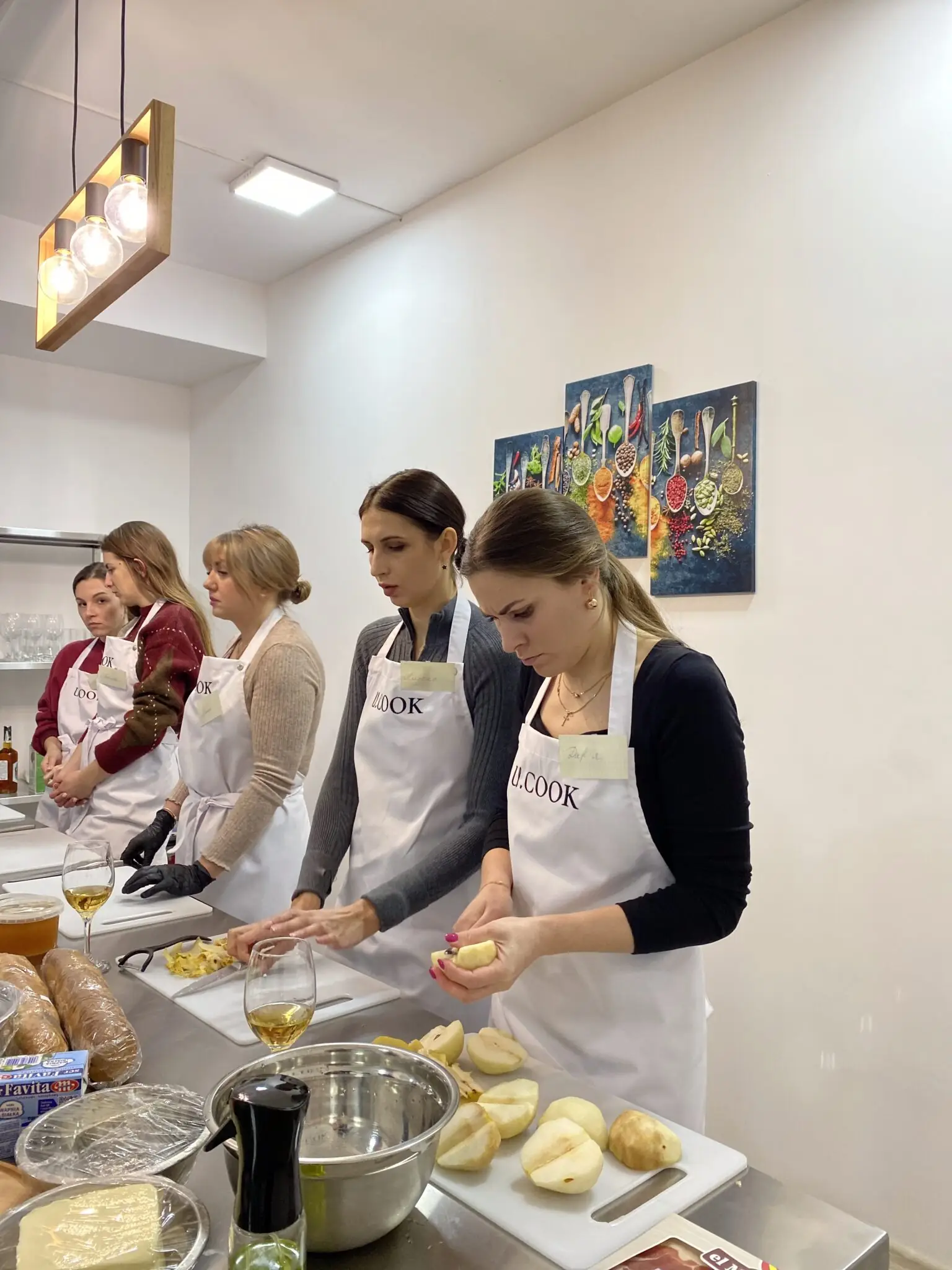 zhinky hotuiut stravu na kulinarnomu maisterklasi Жінки готують страви на кулінарному майстеркласі