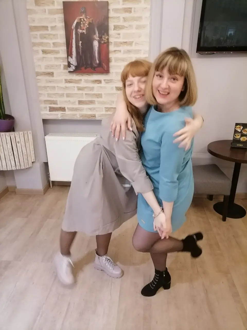 5382351091934540430 (1) Донька з мамою танцюють