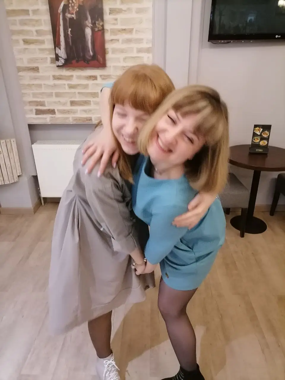 5382351091934540432 Донька з мамою танцюють