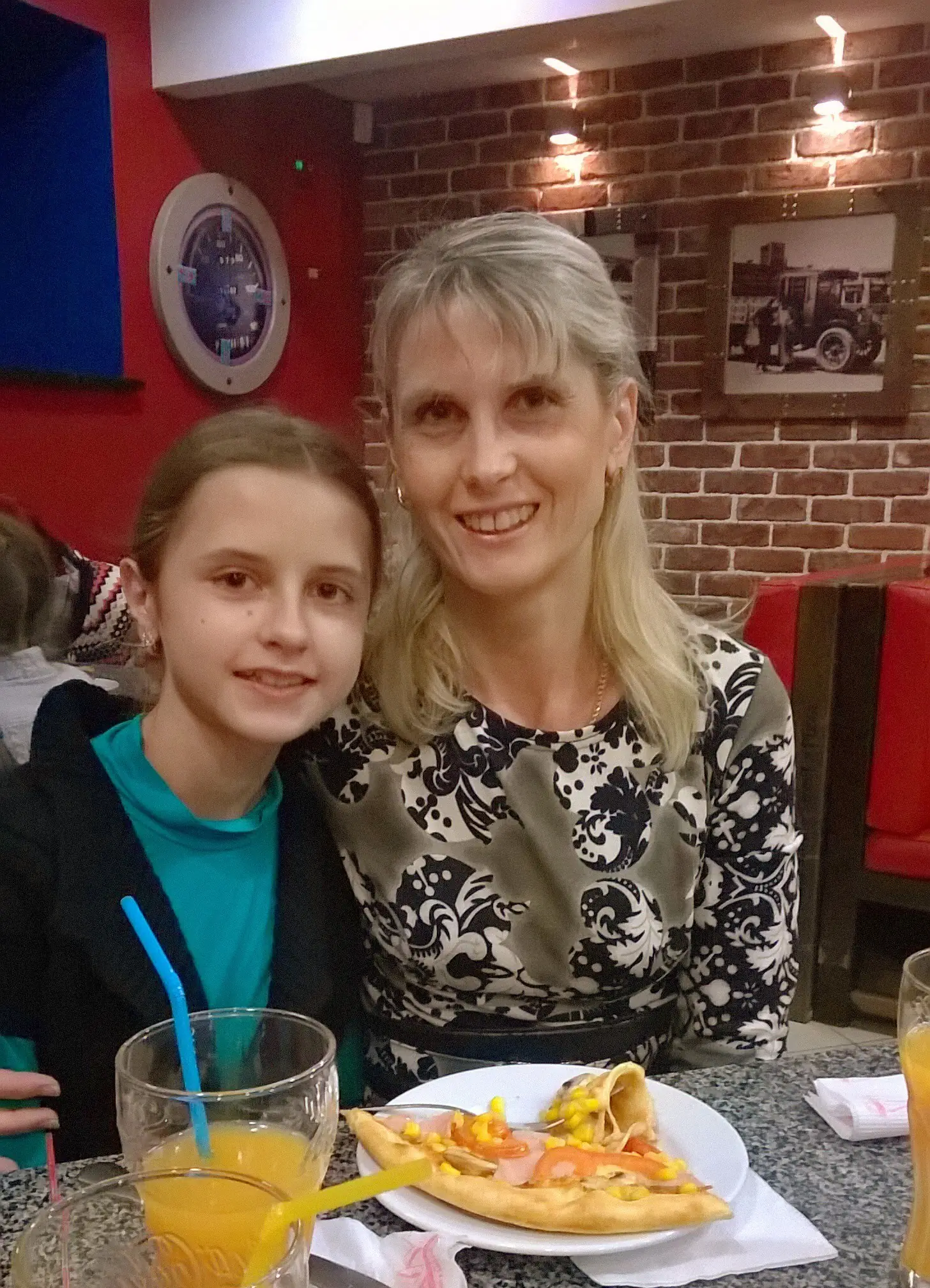 WP 20150117 12 59 23 Pro (2) Дівчинка з мамою у закладі харчування