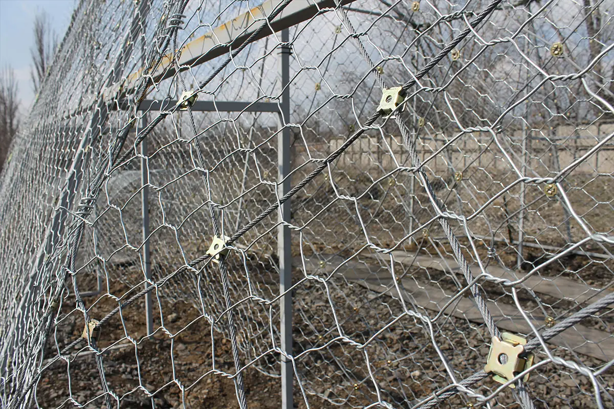 Антидронова сітка з металу для захисту від безпілотників