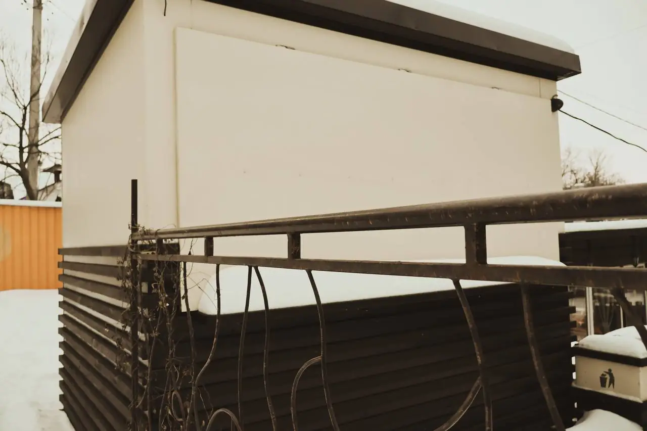 bezhevy lariok Зачинений кіоск