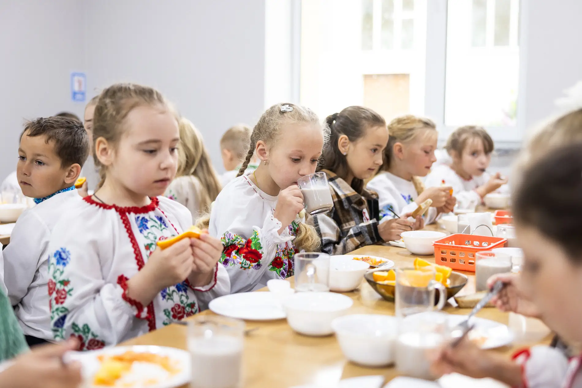 Діти їдять у школі