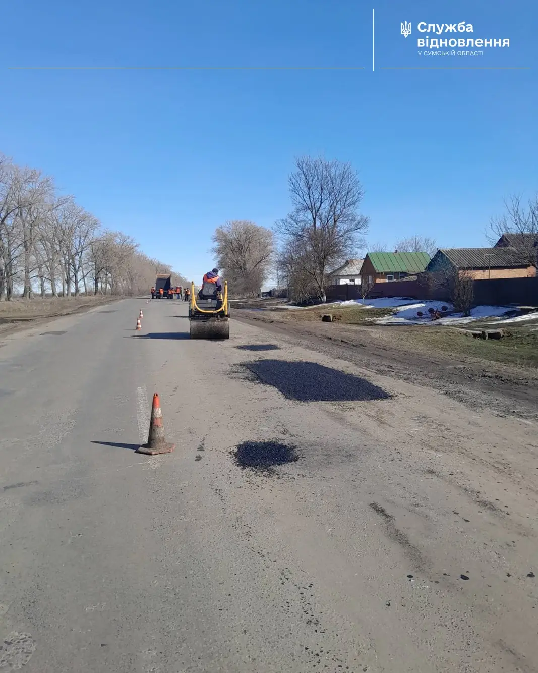 Дорожники ремонтують ями на Сумщині