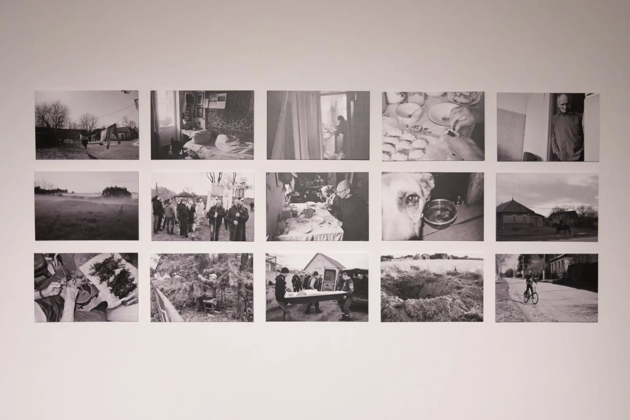 ekspozytsiia sira zona vystavka ruslany kliuchko експозиція сіра зона на виставці Руслани Ключко