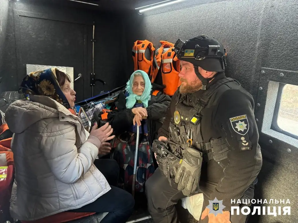 Національна поліція допомагає літнім цивільним виїхати.