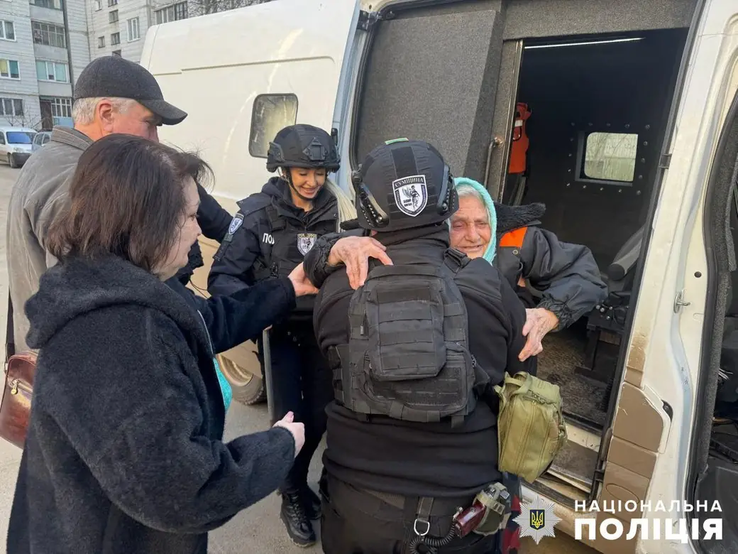 Національна поліція допомагає цивільним з прикордоння Сумщини евакуюватися.