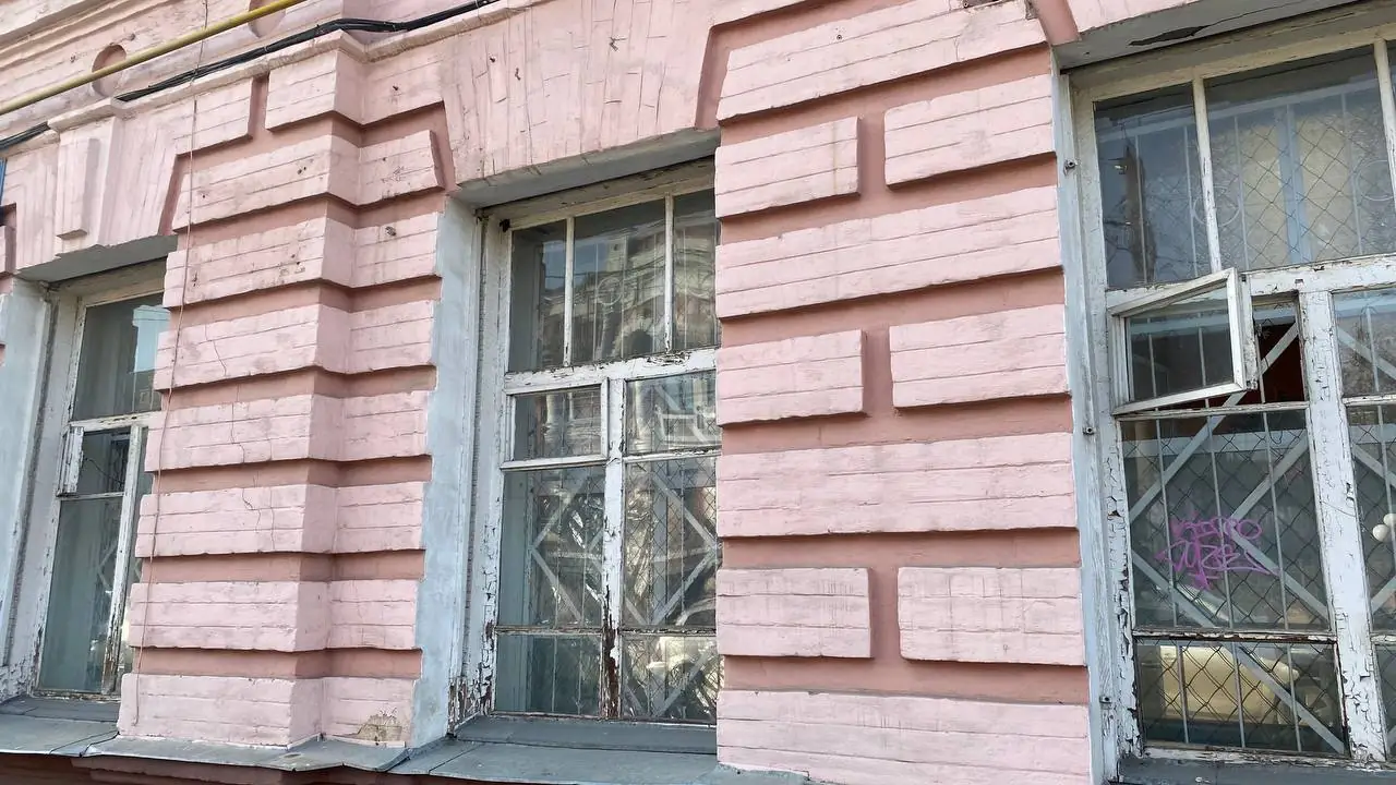 Рожеві русти покривають фасад будівлі.