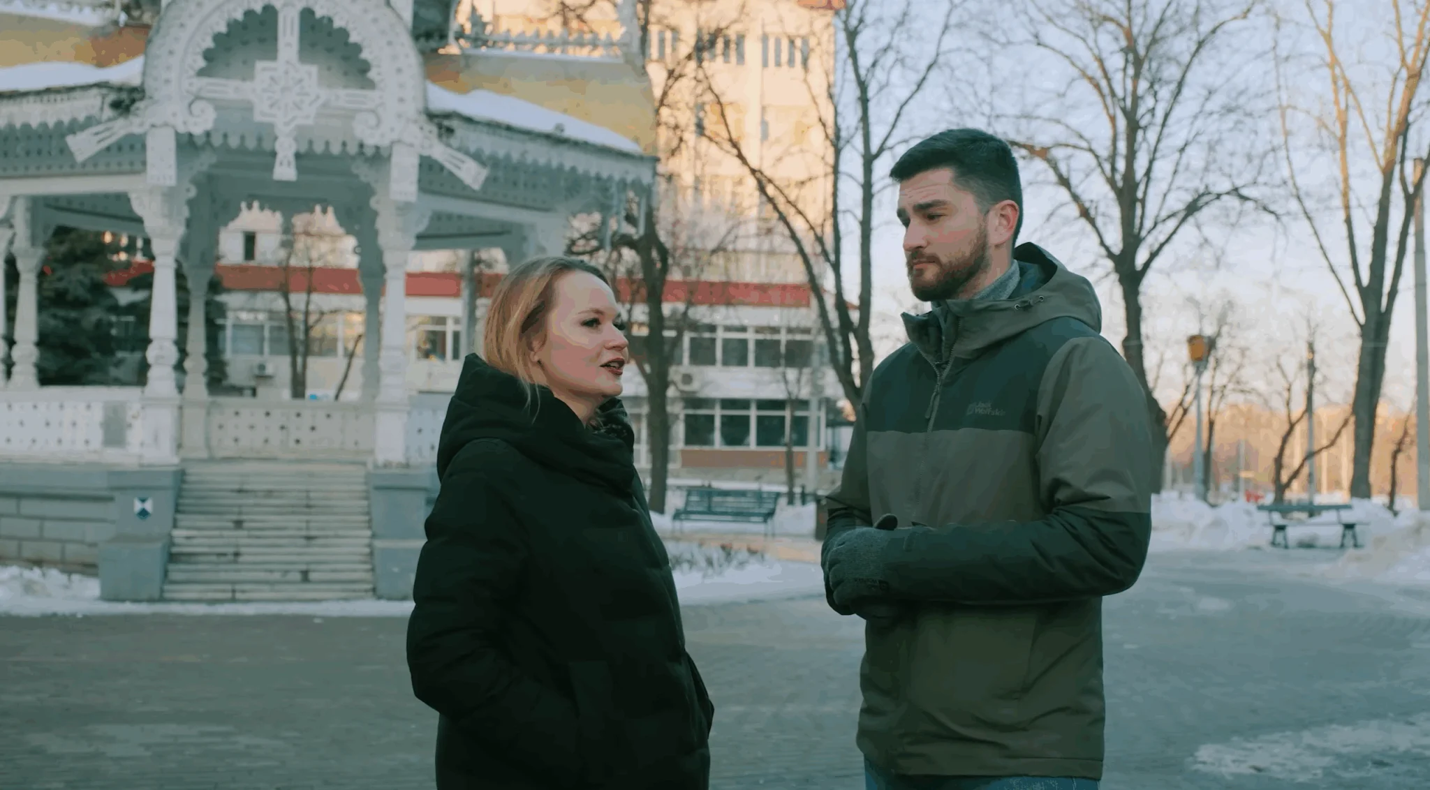 Гліб Стрижко з юкрейнера говорить з місцевою в Сумах