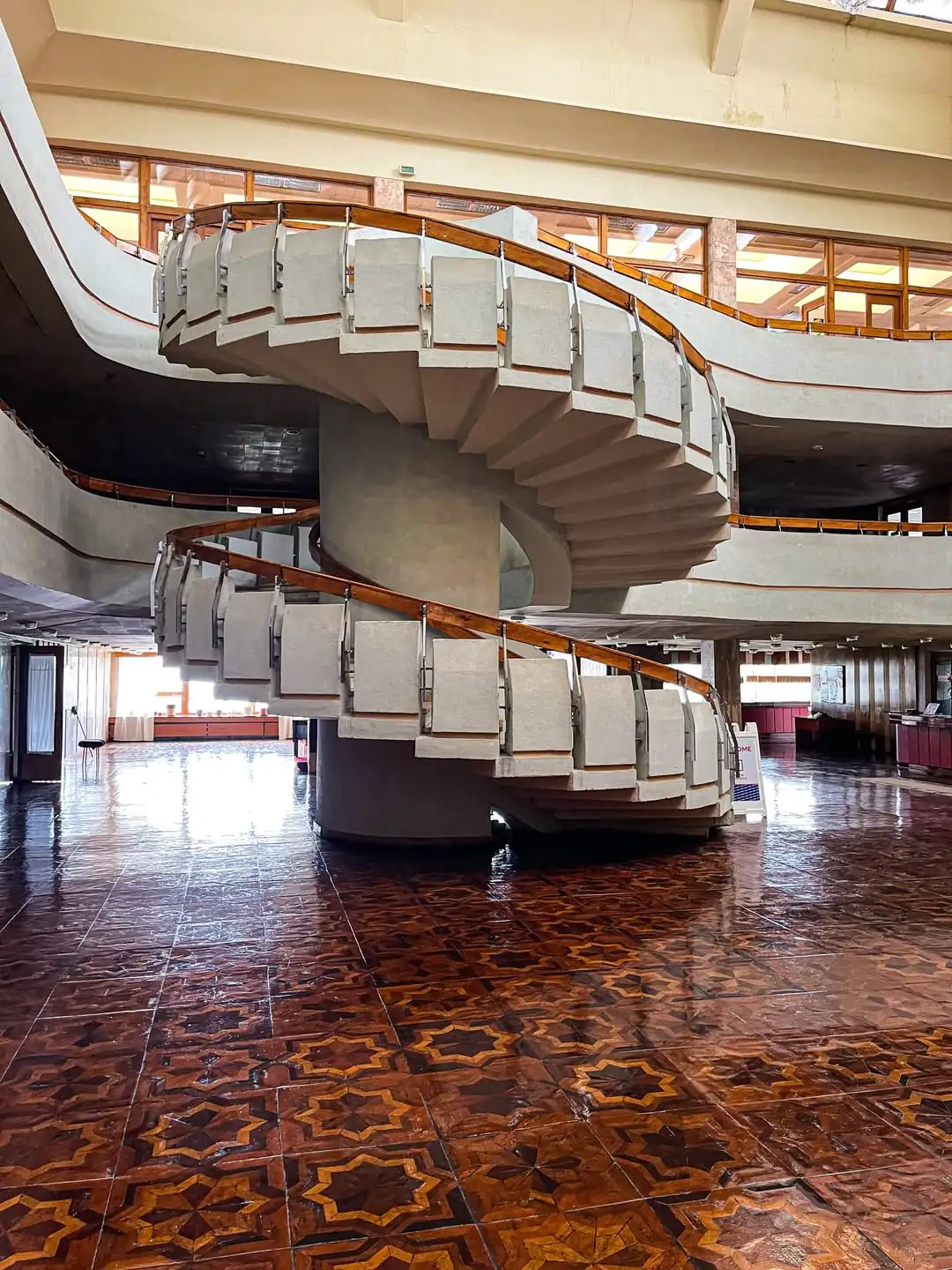 Гвинтові сходи в обласній бібліотеці Сум