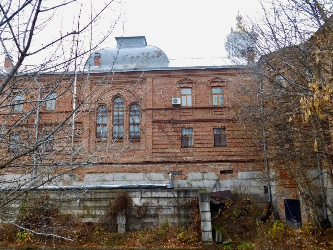 Занедбаний будинок в історичному кварталі Сум височіє поряд з собором.