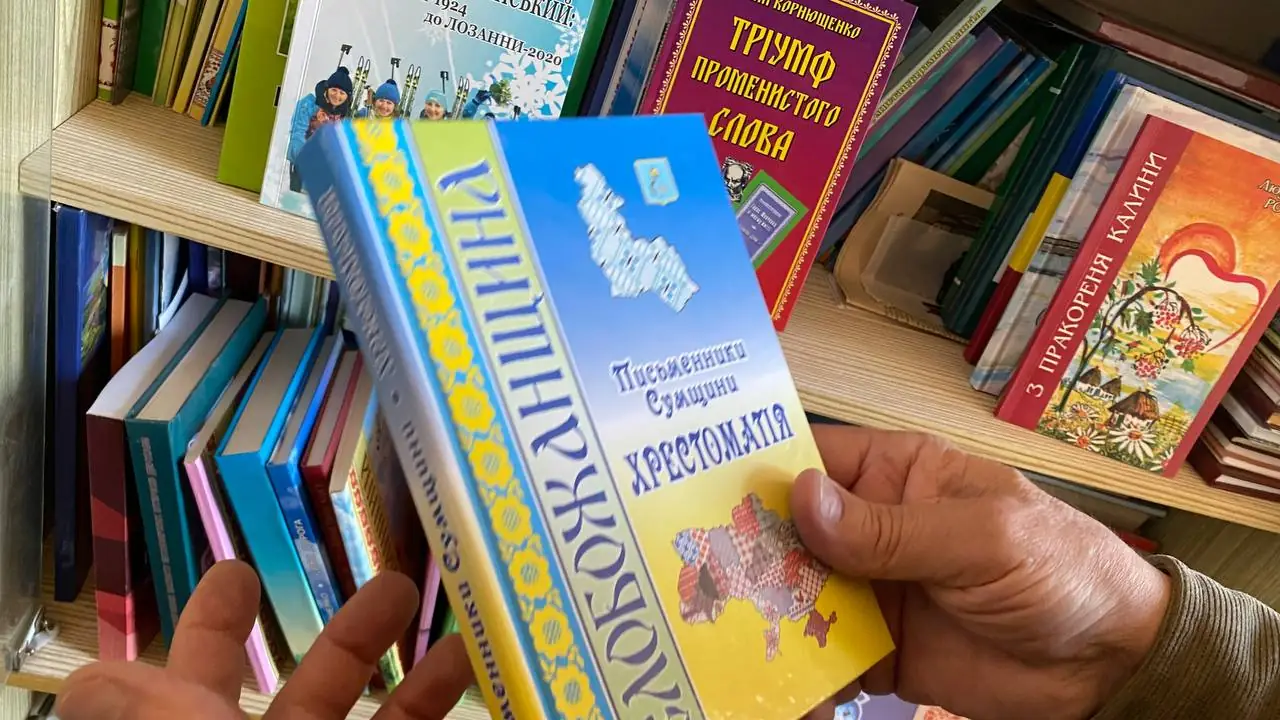 Директор підприємства тримає в руках книгу.