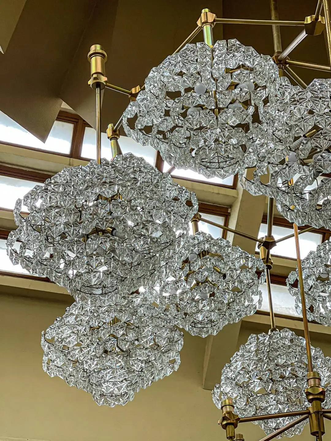 красива кришталева люстра в бібліотеці Сум