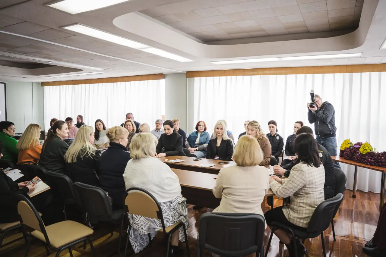 круглий стіл в Сумах