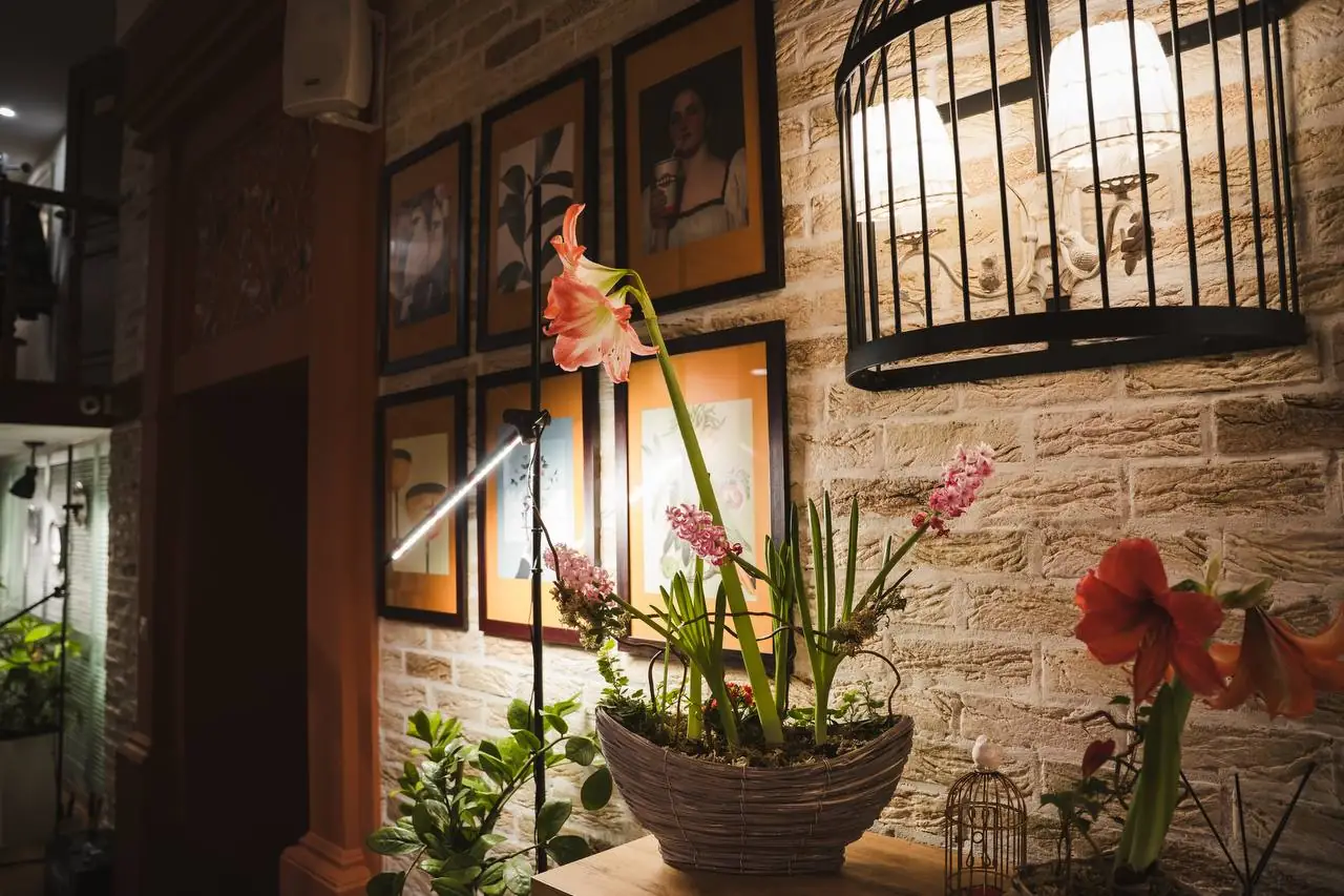 kvity sumka Квіти на тумбі