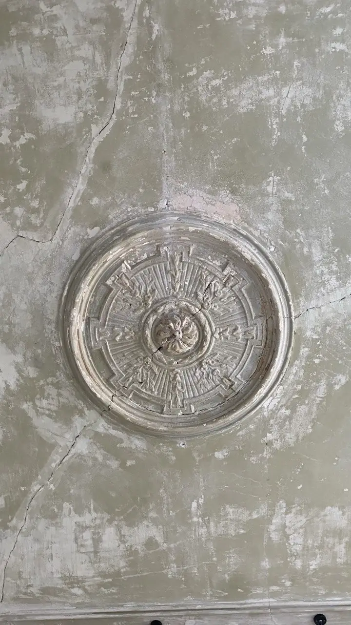 Залишки ліпнини на стелі на Кузнечній.
