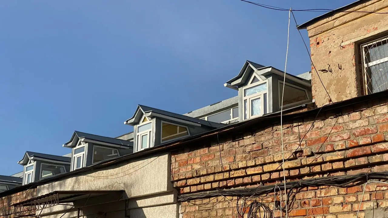 З дворика видно мансарди, де працювало архітектурне підприємство.