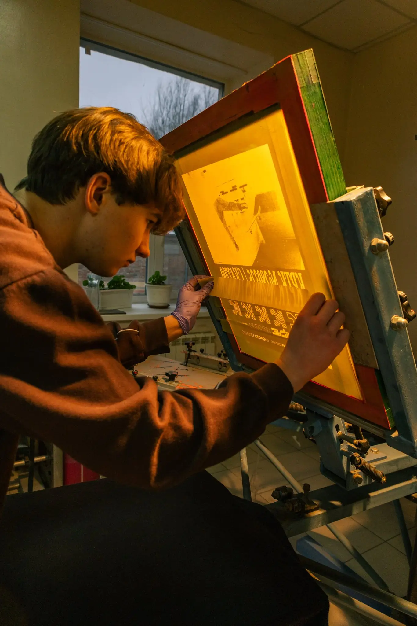 molodʹ okhtyrky stvoryuye merch krytky