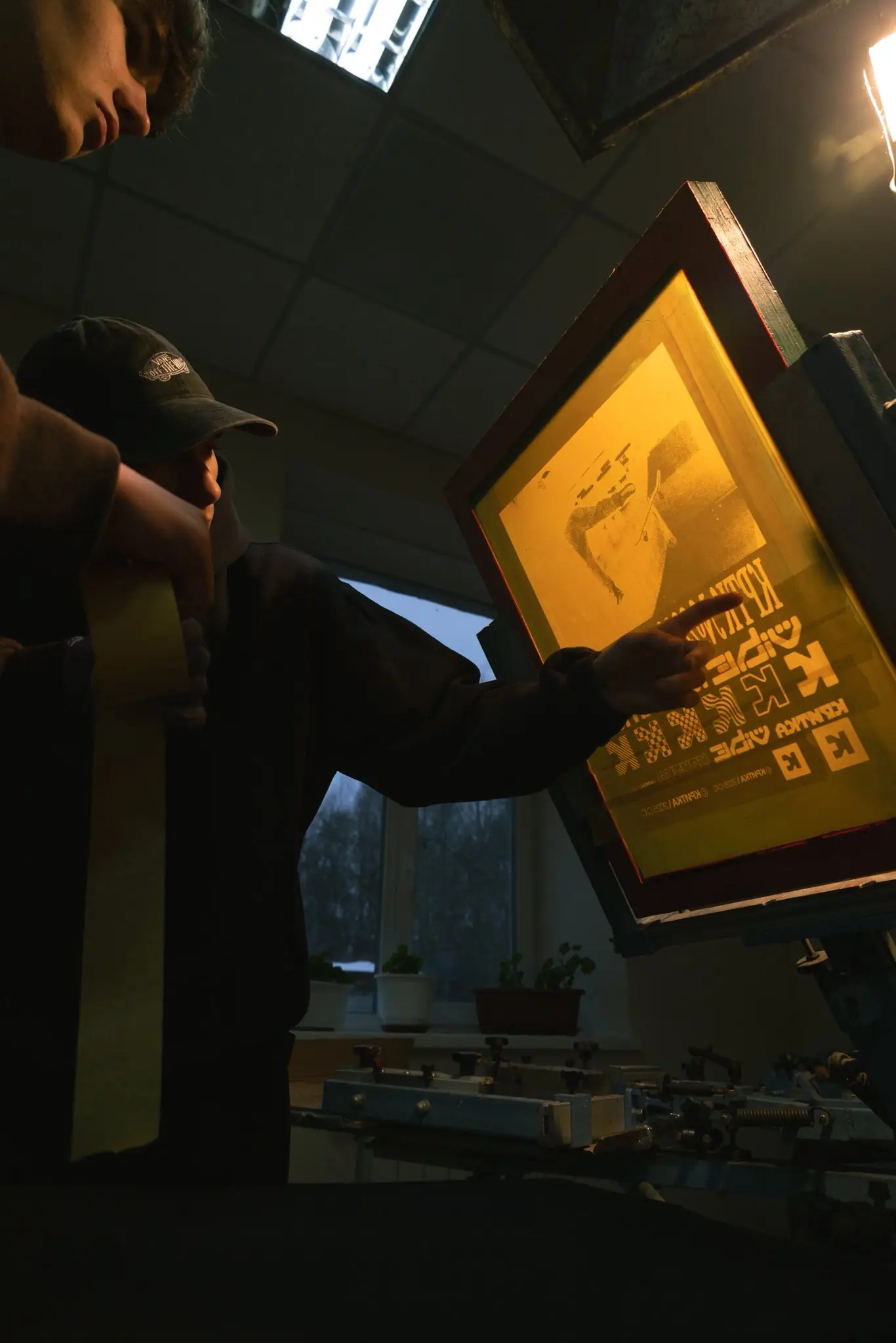 molodʹ okhtyrky stvoryuye merch