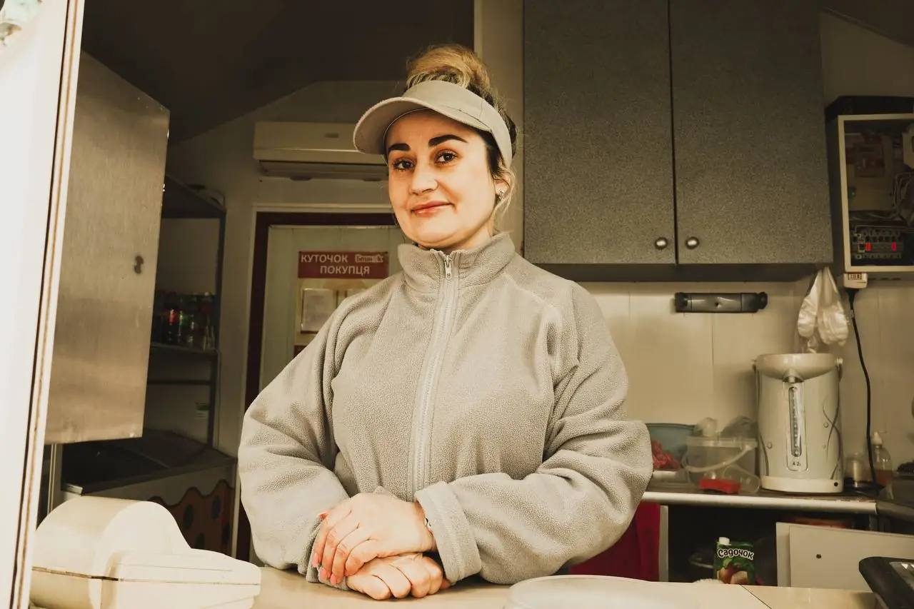 mom Жінка у сірому вбранні