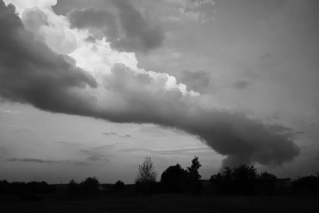 Небо, затягнуте хмарами, на Сумщині