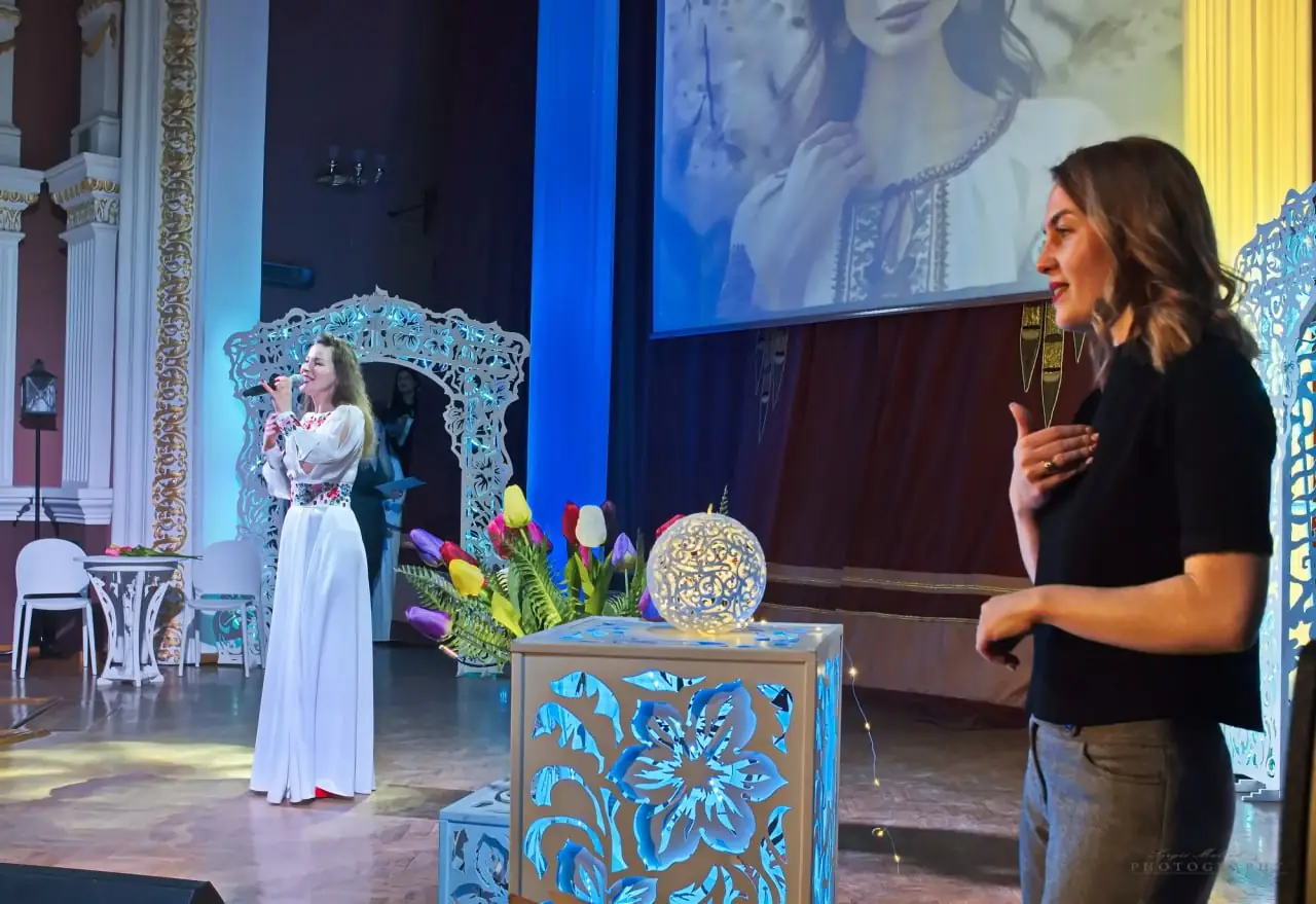 Оксана Іщенко перекладає жестовою мовою на концерті у філармонії