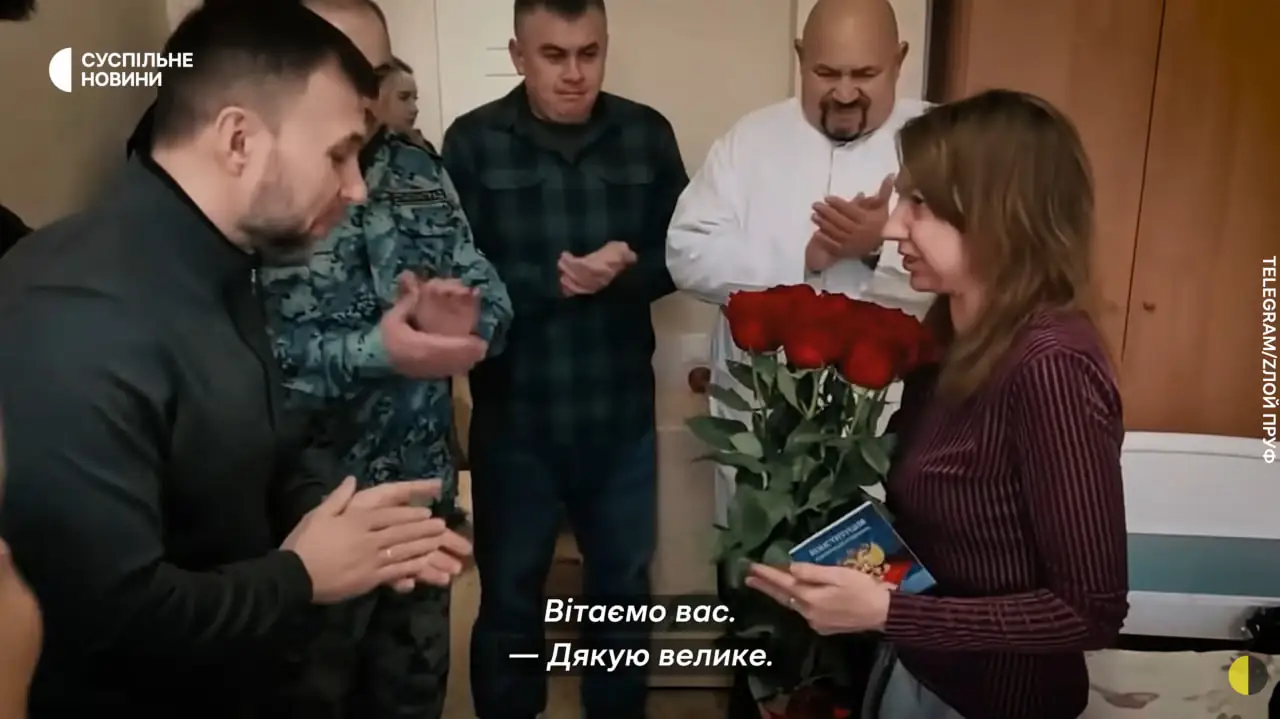 Жінка в Покровську отримує громадянство від голови псевдореспубліки ДНР.