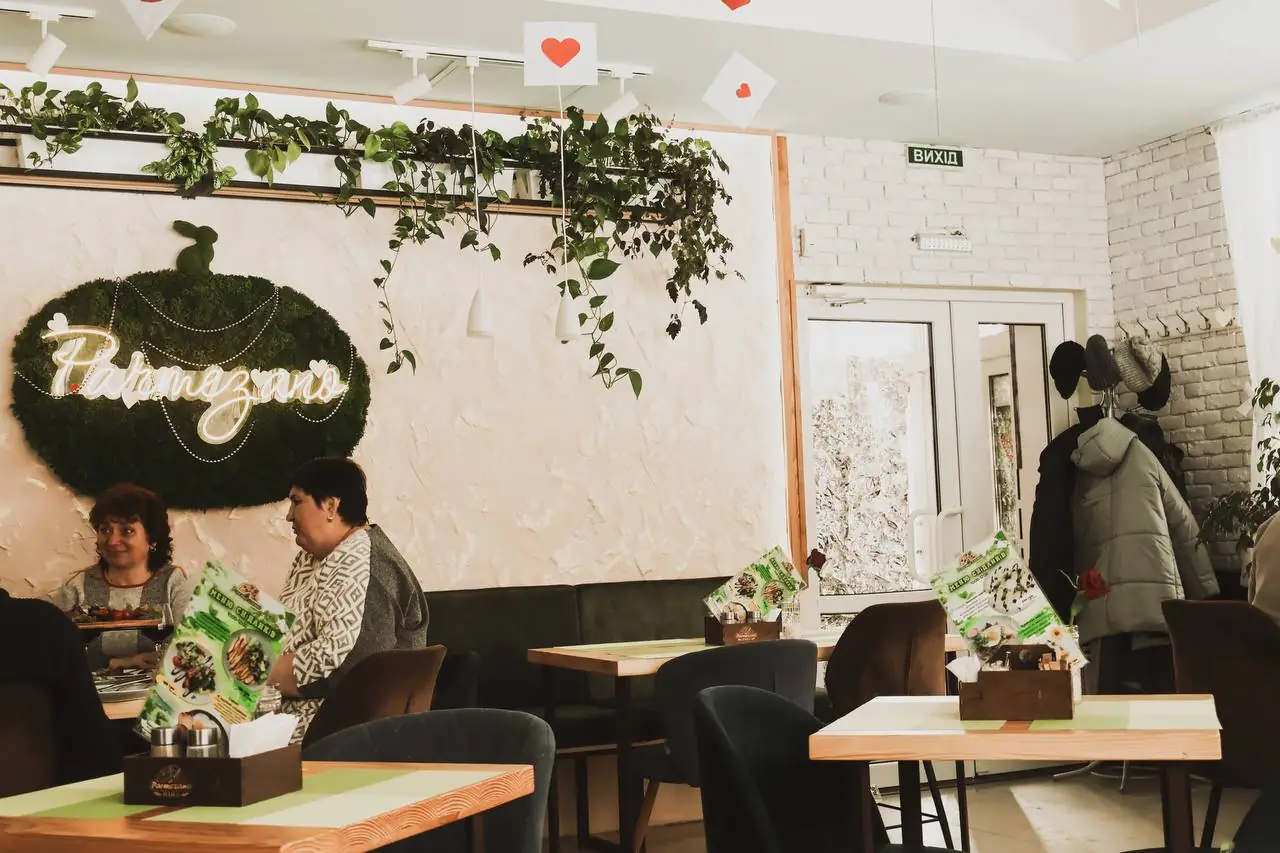 parmezano lydy Люди у ресторані