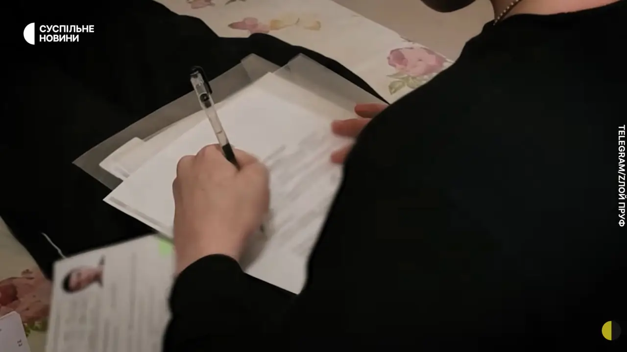 Чоловік підписує документ про отримання громадянства.