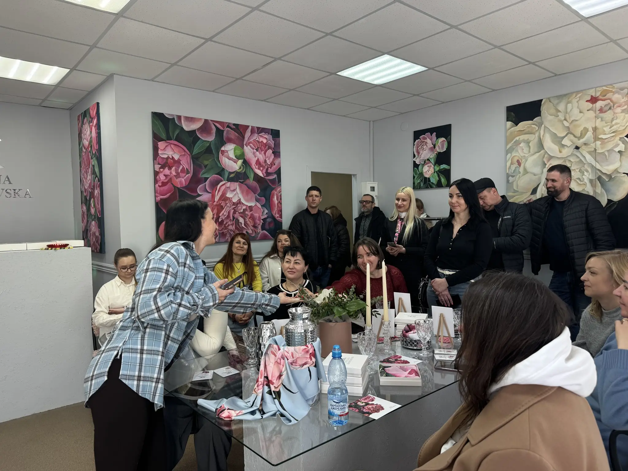 Учасники стаді туру в півонієвій галереї-шоурумі