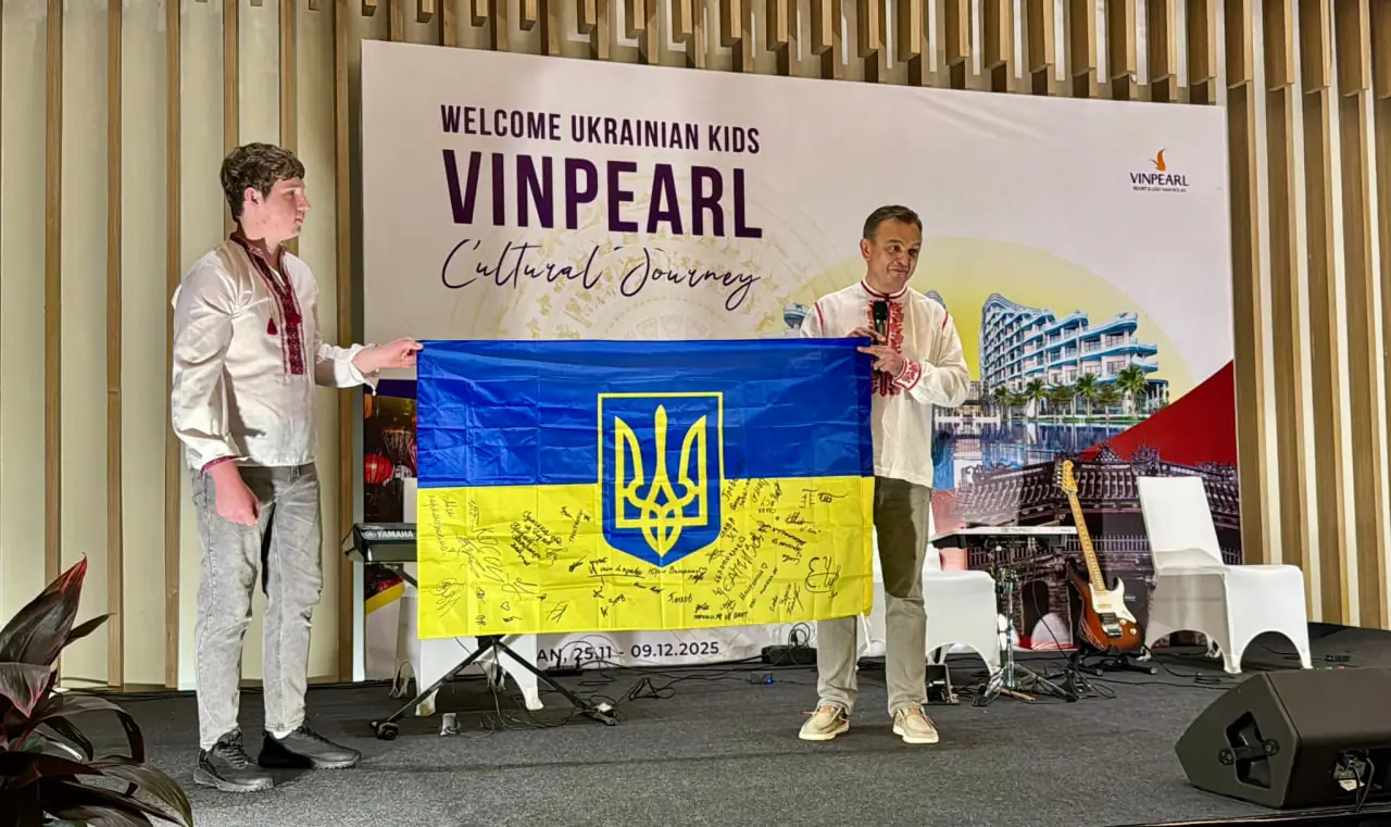 Українська делегація та підліток із Сумщини під час подорожі до В'єтнаму