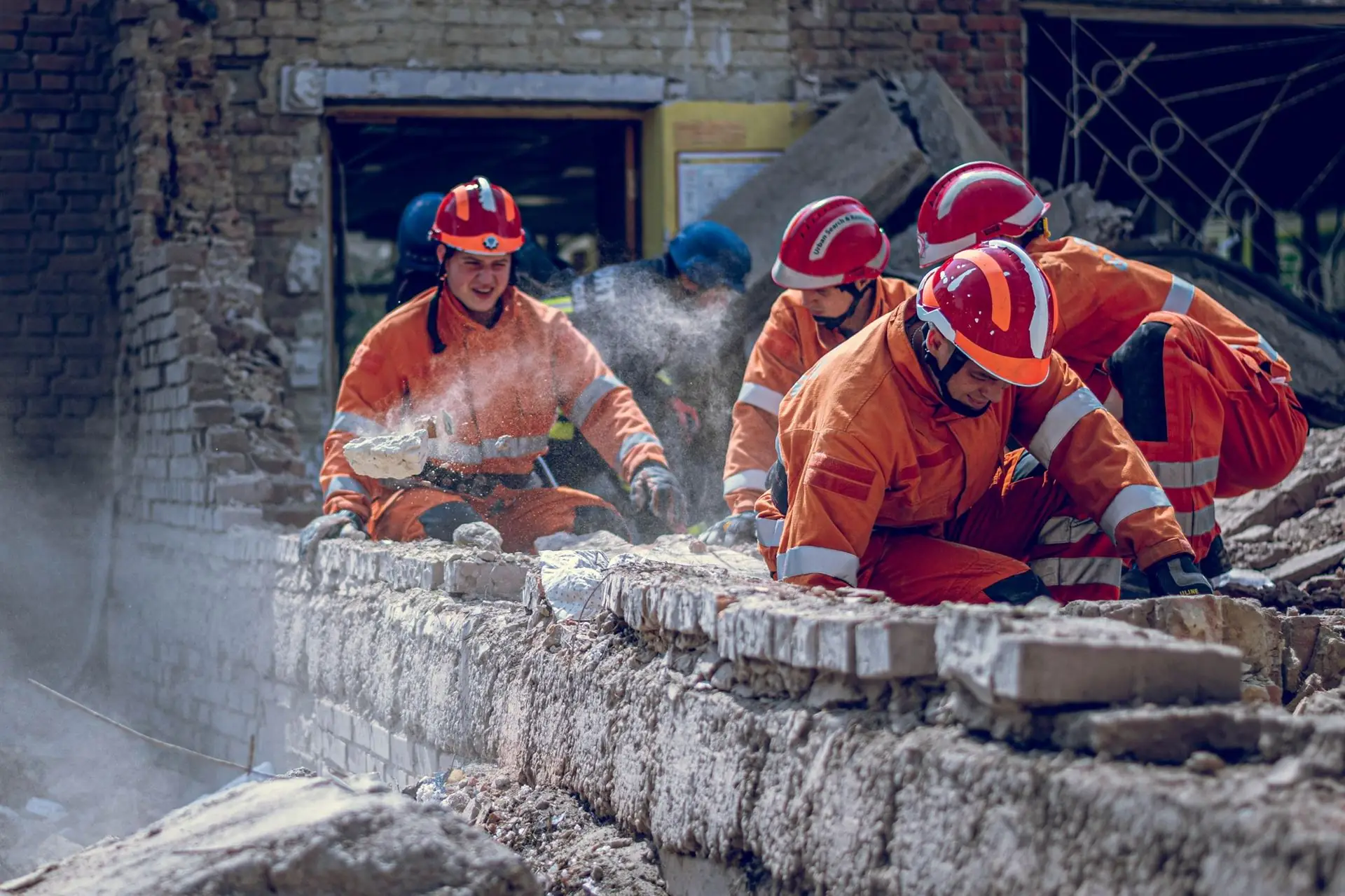 riatuvalnyky shukaiut hraviury pid zavalamy Рятувальники шукають гравюри під завалами