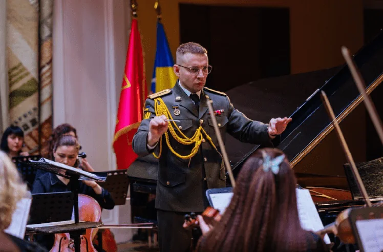 Сергій Лихоманенко з оркестром на концерті Ода стійкості 