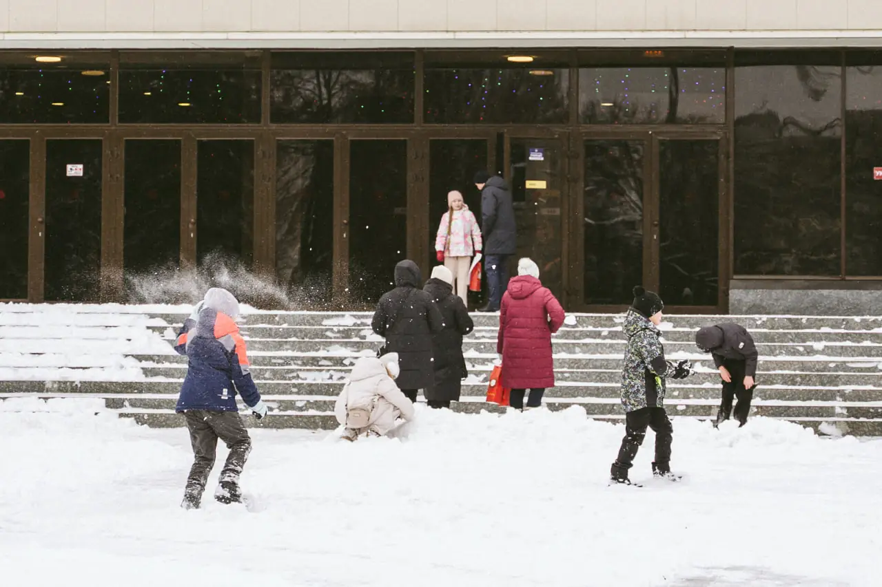 snizky sumy діти граються в сніжки в Сумах
