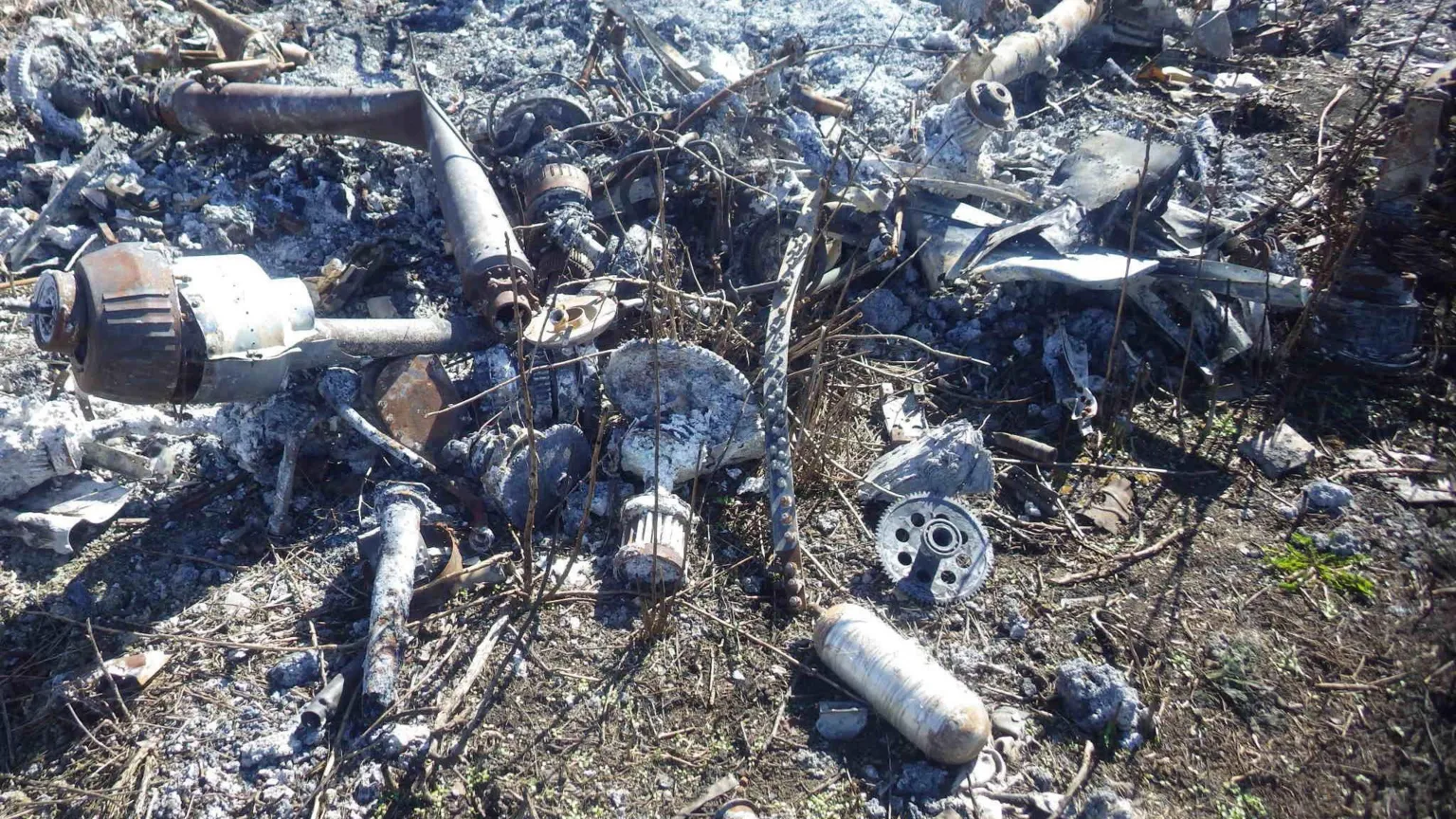 ulamky rosiiskoho bezpilotnyka zbytoho v ukrainskomu poli уламки російського безпілотника на українському полі